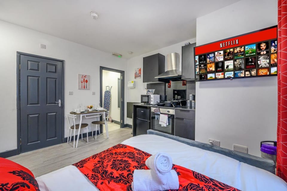 Bed, TV and multimedia, Dining area, Bedroom, oven, stove