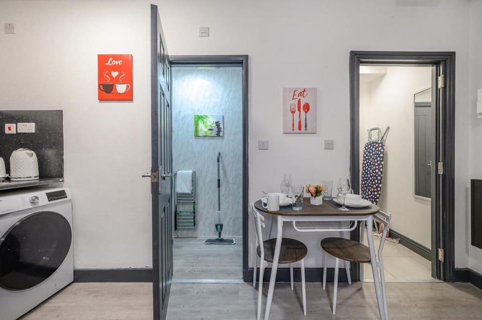 Toilet, View (from property/room), Dining area, washing machine