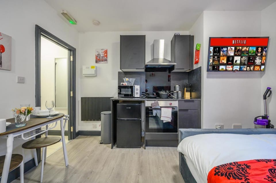 Bed, TV and multimedia, View (from property/room), Dining area, microwave, oven, kitchen