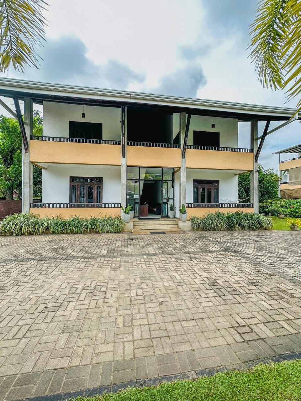 Property building, Spring, Day, Garden, Garden view
