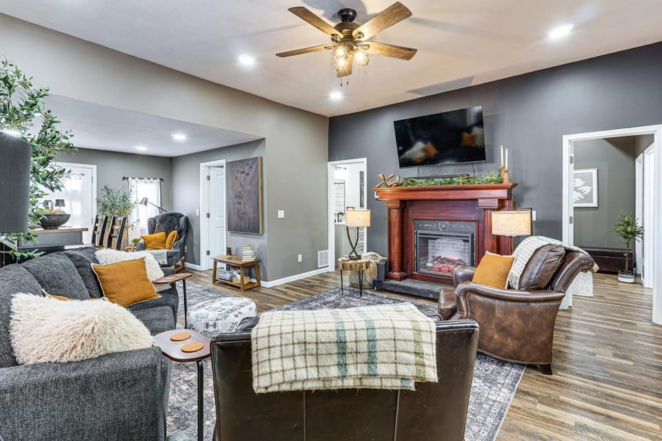 ‘The Hidden Pearl’ - Home Near Trail & State Fair House in Ozark Mountains