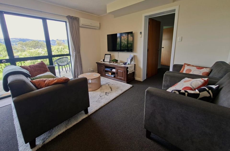 TV and multimedia, Living room, Seating area, Evening entertainment