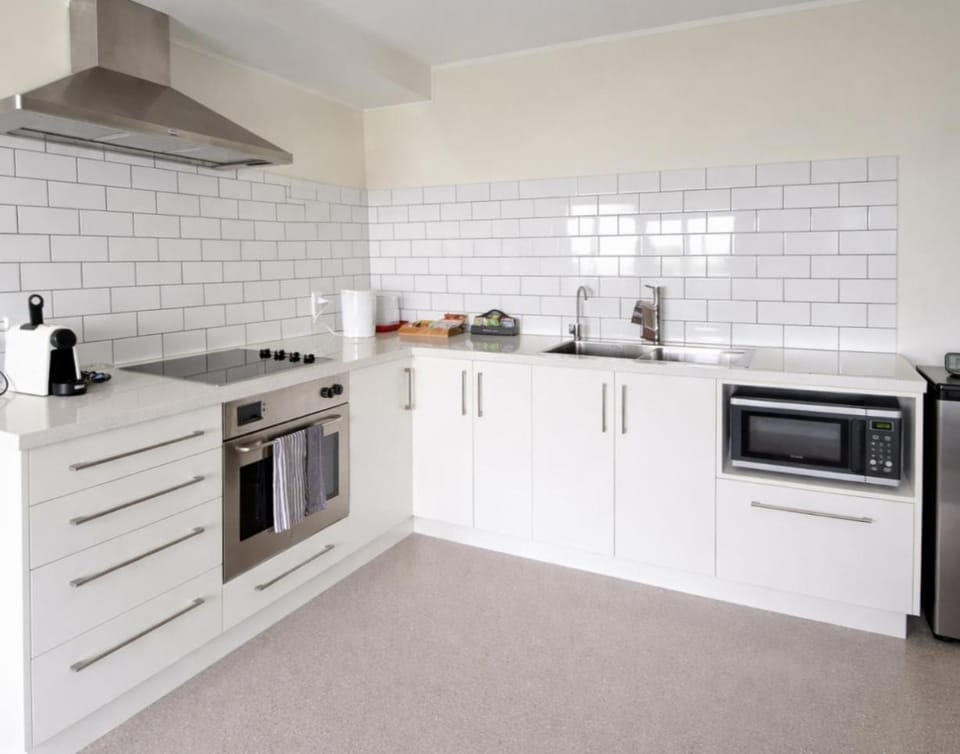 Coffee/tea facilities, Kitchen or kitchenette, oven, stove, toaster