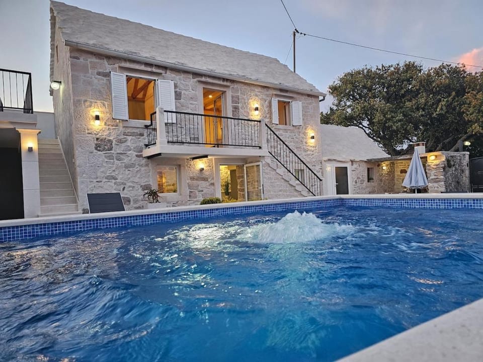 Property building, Day, Pool view, Swimming pool