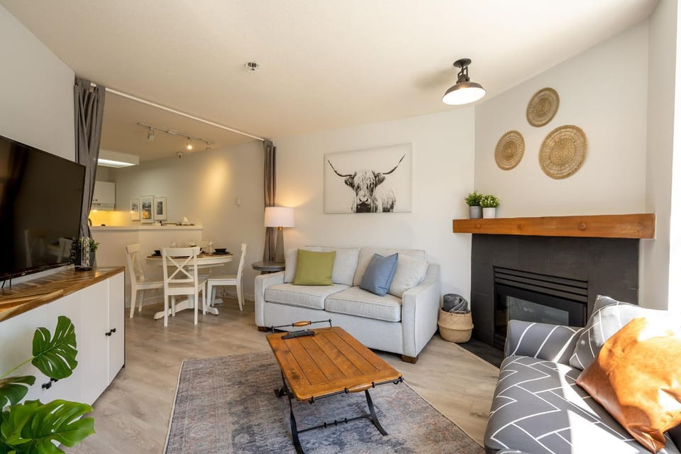 TV and multimedia, Living room, Seating area, Dining area, fireplace