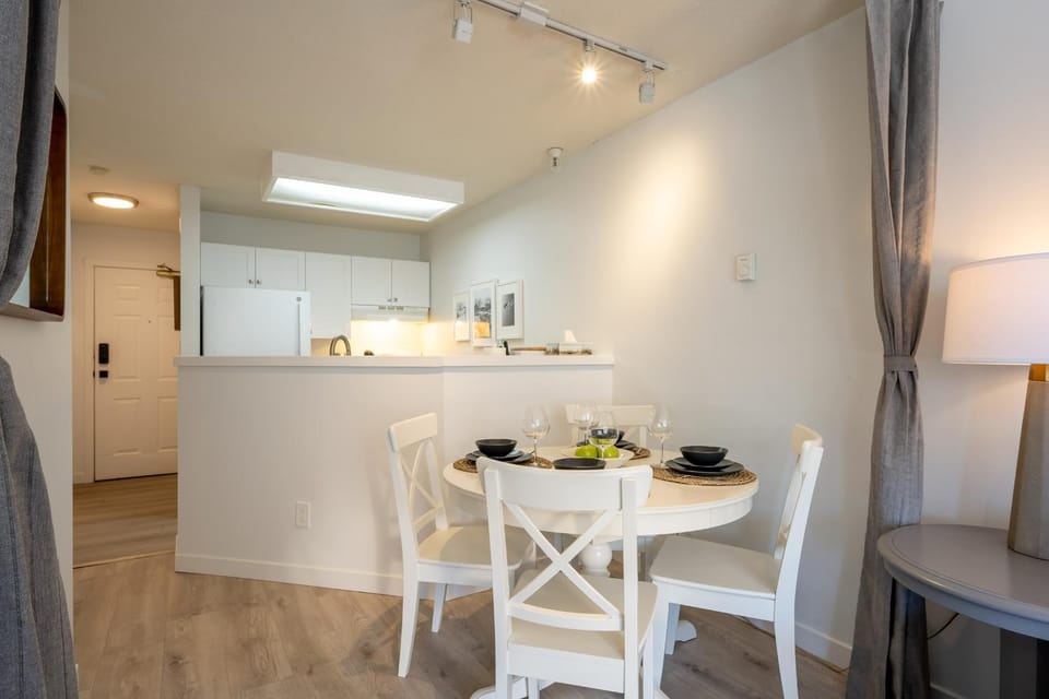 Kitchen or kitchenette, Dining area