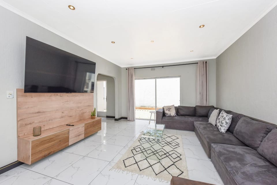 4BR Sandton Executive Home Office Pool Backup Power Sleeps 8-9 Fast WIFI House in Sandton