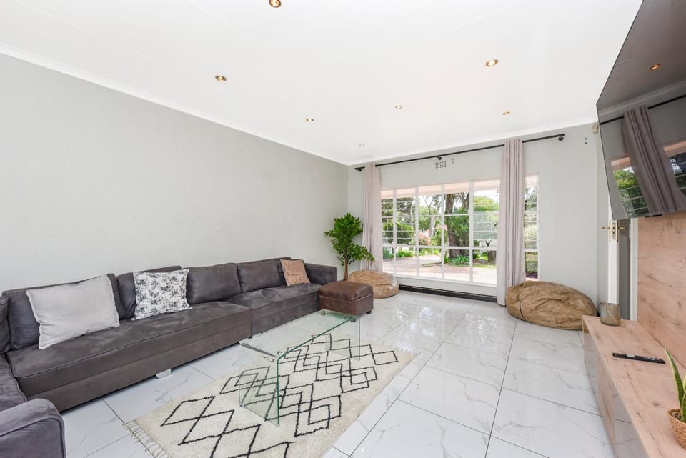 Communal lounge/ TV room, TV and multimedia, Seating area, Evening entertainment
