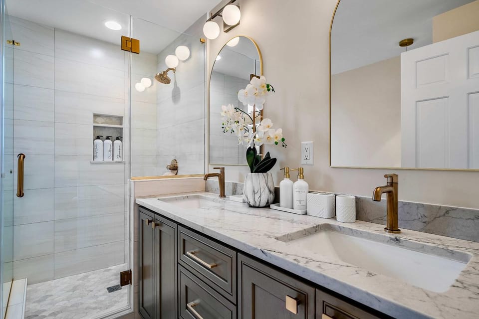 Serene Sunlit Retreat - Remodeled with EV charging and AC House in Kirkland