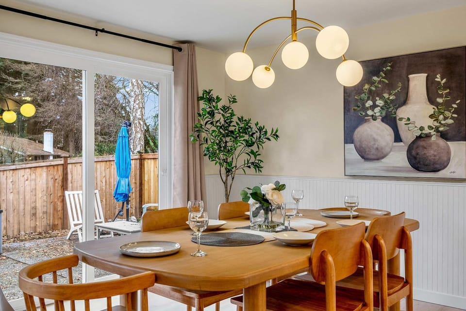 Serene Sunlit Retreat - Remodeled with EV charging and AC House in Kirkland