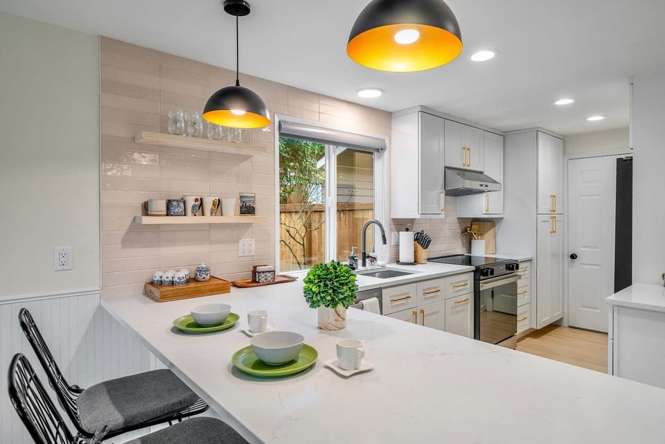 Serene Sunlit Retreat - Remodeled with EV charging and AC House in Kirkland