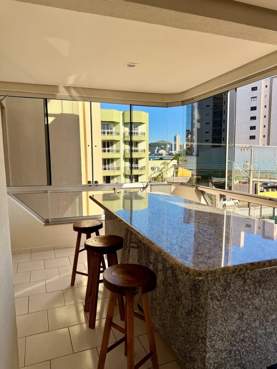 Apto Pé na areia - 30m do mar Apartment in Itapema