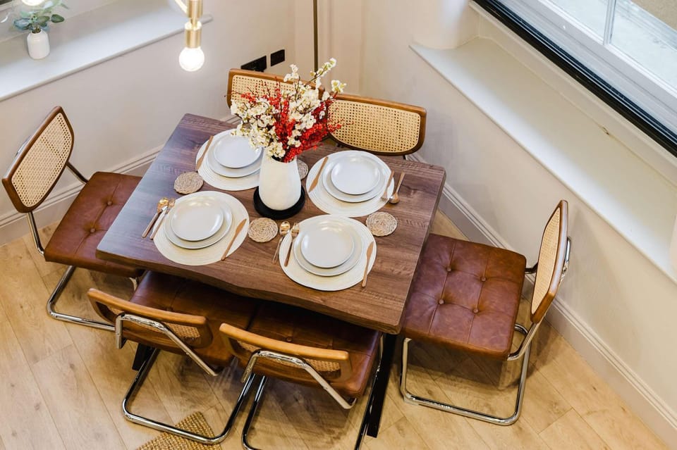 Spacious Central Location For Families Walk to All Apartment in Manchester
