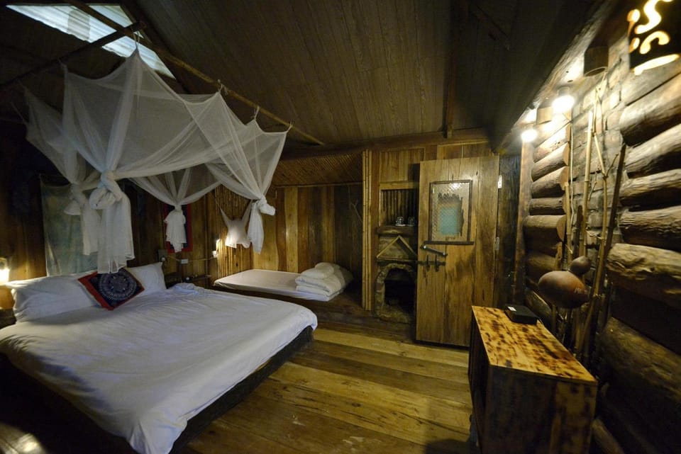 Bed, Photo of the whole room, fireplace