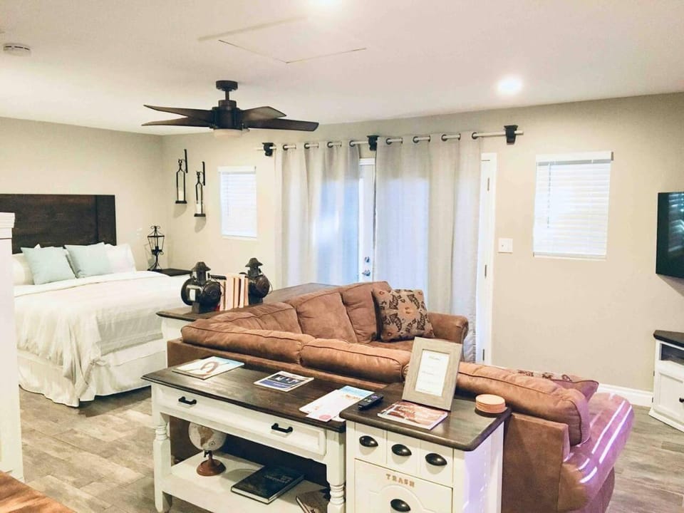 Boutique Living at Cozy Blue Modern Wine Country House in Templeton