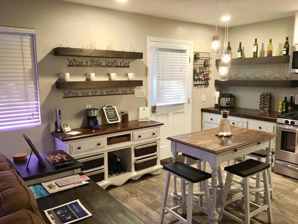 Boutique Living at Cozy Blue Modern Wine Country House in Templeton