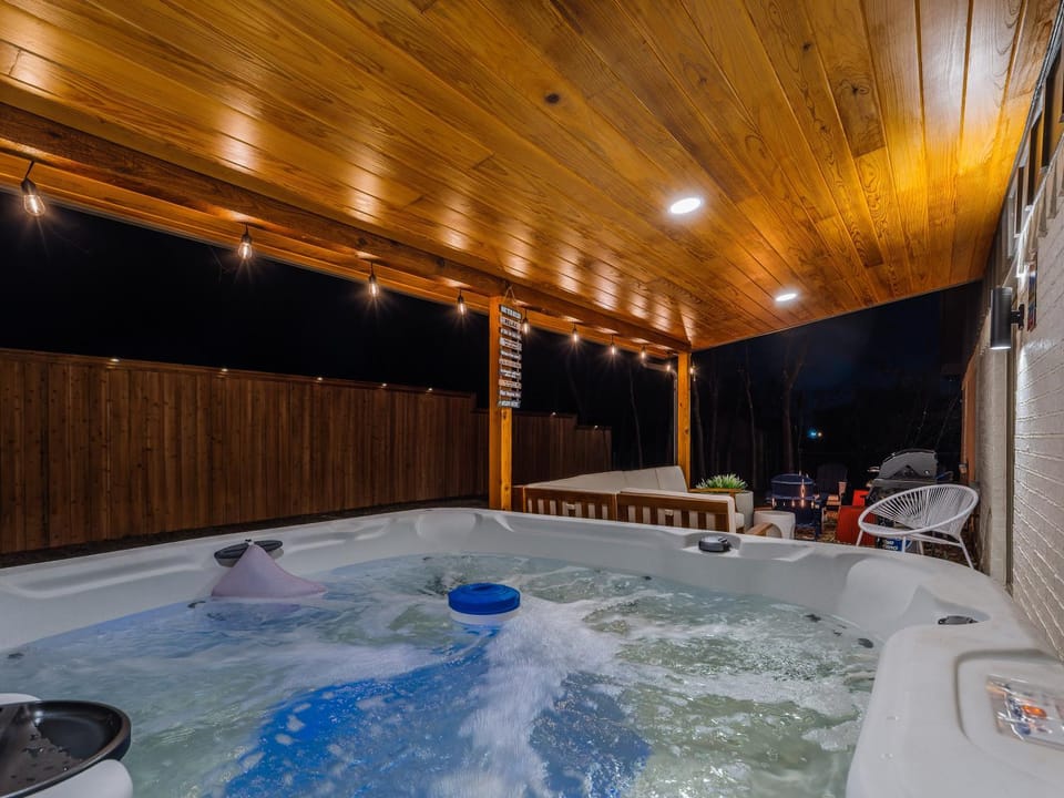 Amelias Corner Hot Tub Ultimate Game Room House in Keller