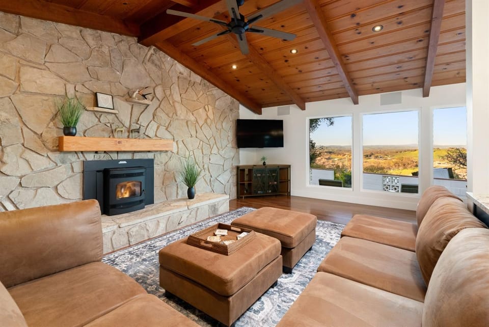 Harleys Hideaway Hilltop Views, Hot Tub & Pets Country House in Paso Robles