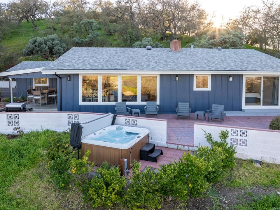 Harleys Hideaway Hilltop Views, Hot Tub & Pets Country House in Paso Robles
