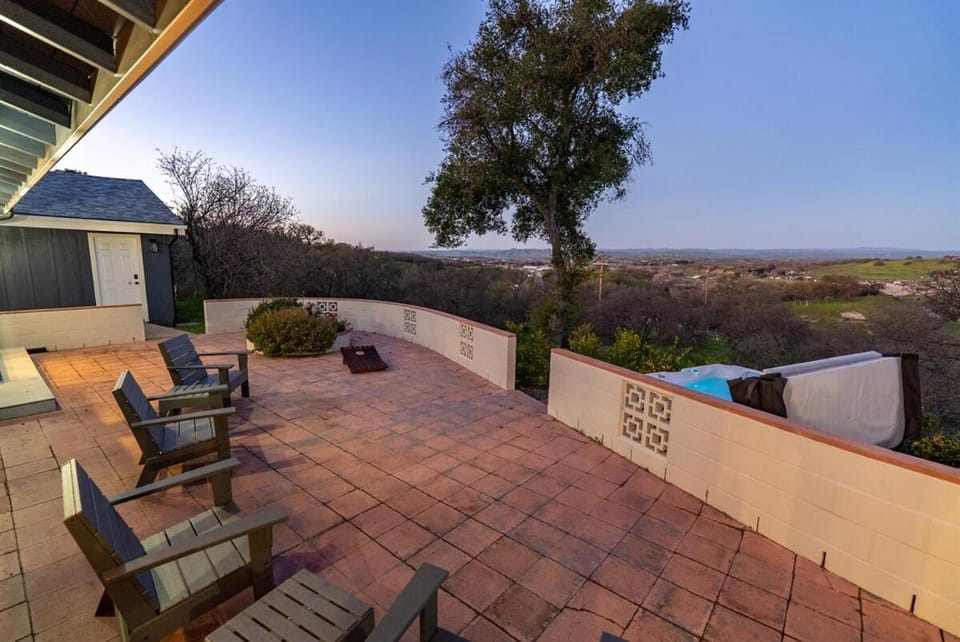 Harleys Hideaway Hilltop Views Hot Tub Pets OK House in Paso Robles