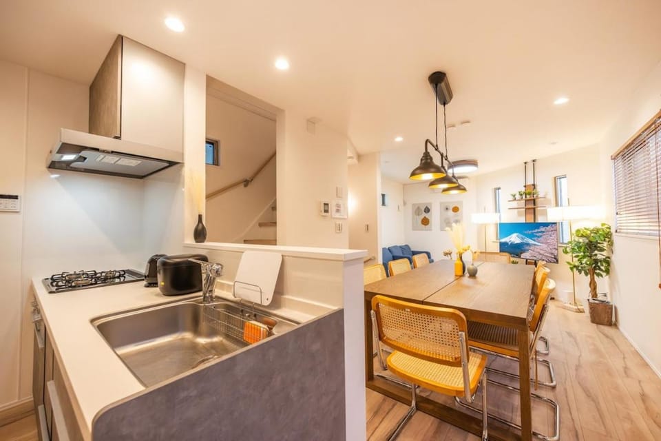 6 mins from Skytree, 4 minutes on foot from the station, free parking, maximum 8 people, newly built Apartment in Yokohama
