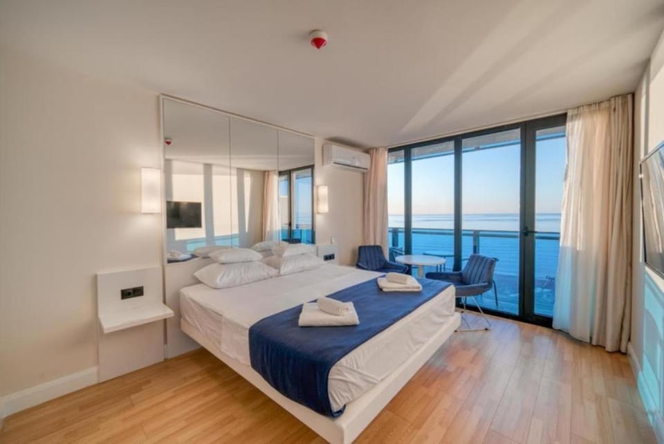 Bed, Bedroom, Sea view, towels