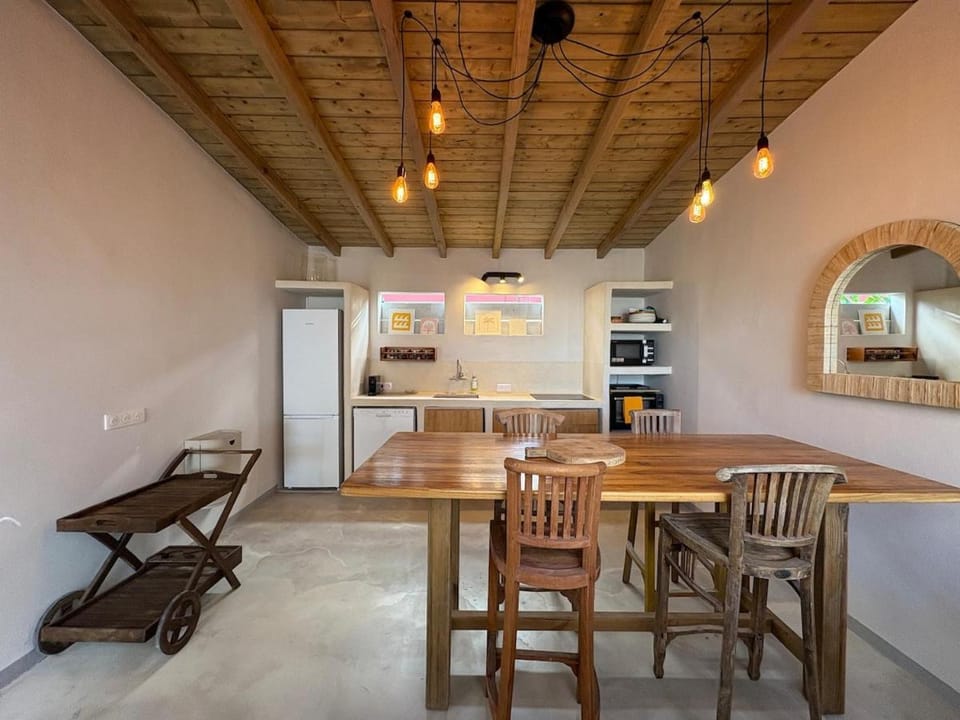 Kitchen or kitchenette, Dining area, oven