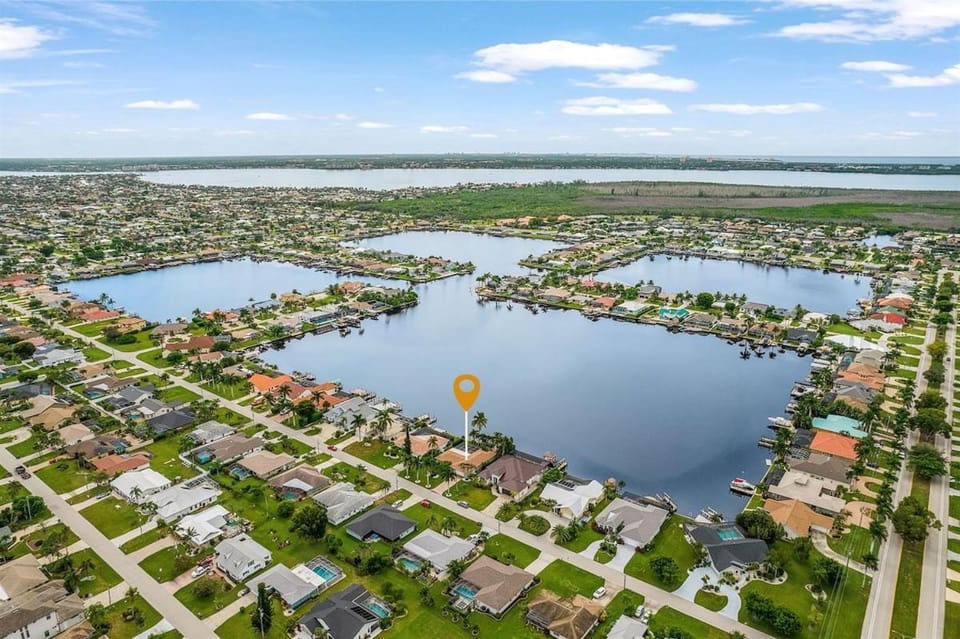 Villa Dolphin Waterfront at 8-Lakes Area and Heated Pool Villa in Cape Coral