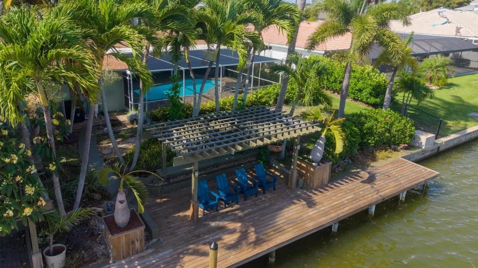 Villa Dolphin Waterfront at 8-Lakes Area and Heated Pool Villa in Cape Coral