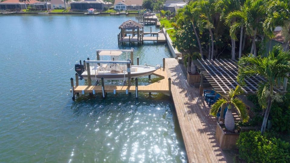Villa Dolphin Waterfront at 8-Lakes Area and Heated Pool Villa in Cape Coral