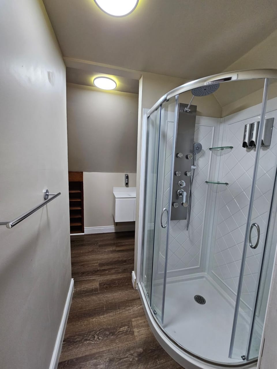 Spacious 4BR Home, King Loft, Near Hospital, Downtown & Sporting Arena Apartment in Peterborough