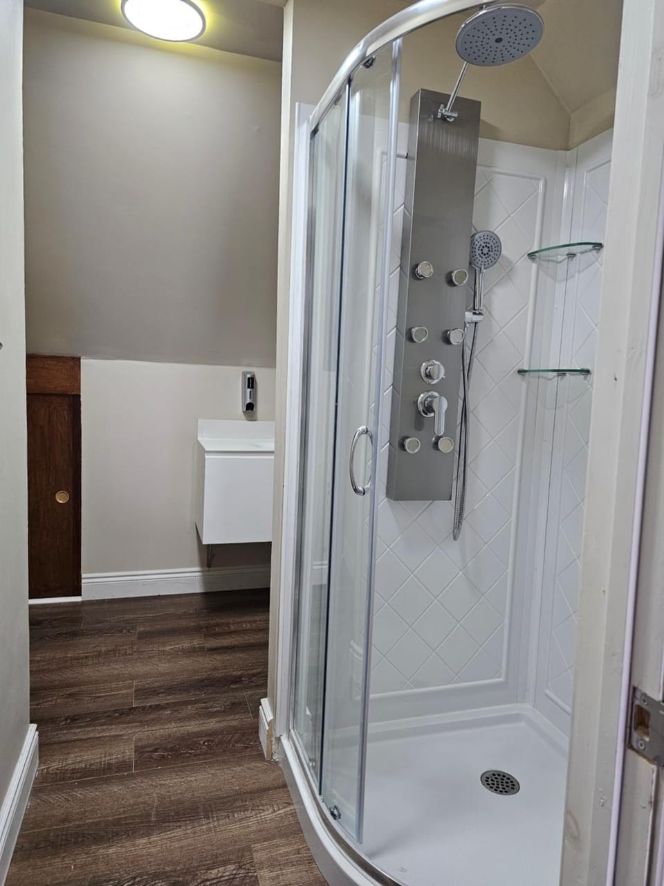 Spacious 4BR Home, King Loft, Near Hospital, Downtown & Sporting Arena Apartment in Peterborough