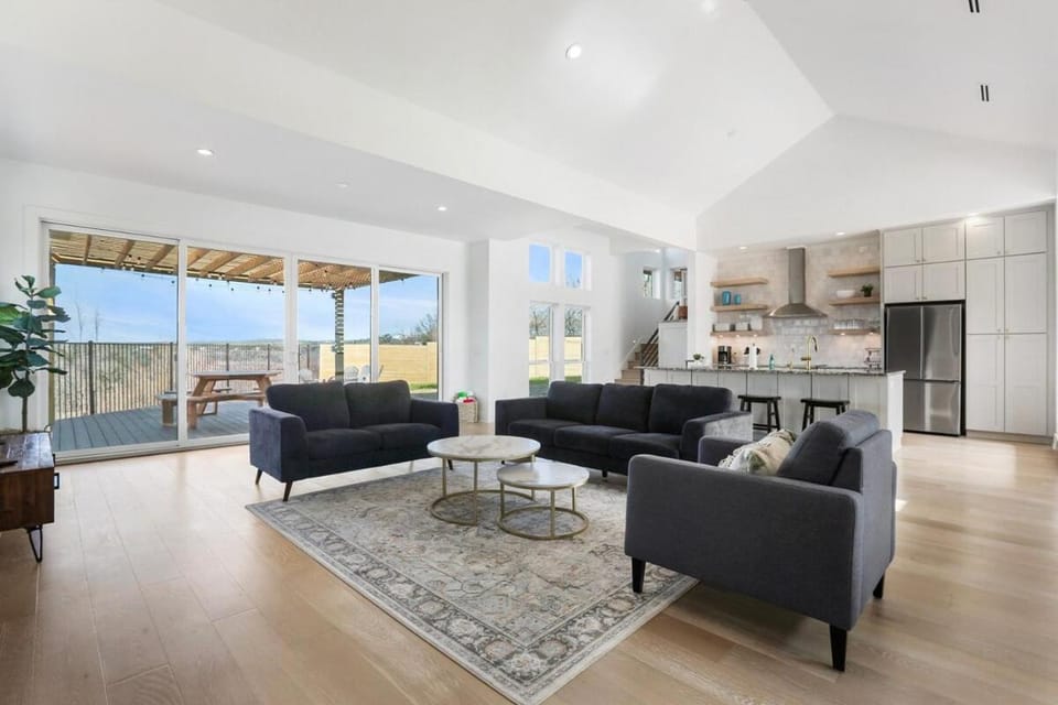 Friends & Family Favorite! Views House in Lake Travis