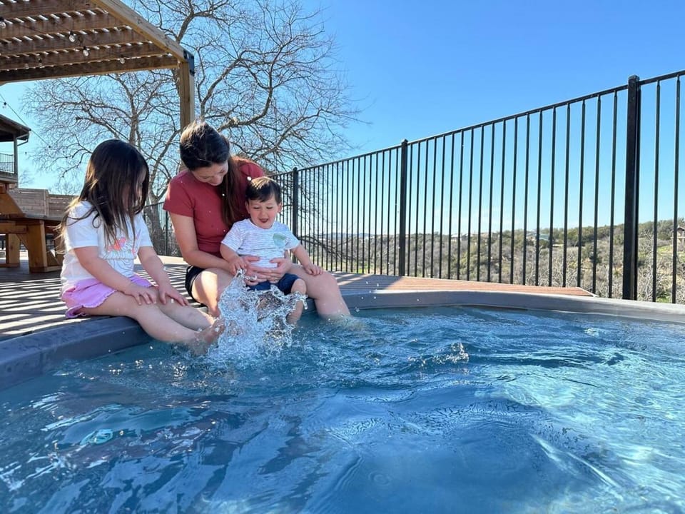 Friends & Family Favorite! Views House in Lake Travis
