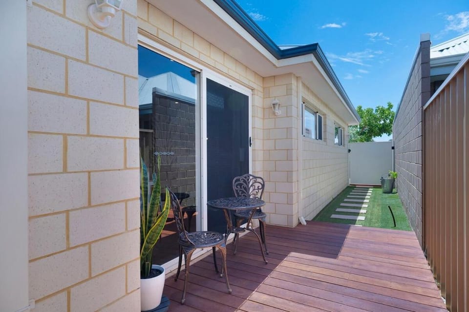 Premium Large Cosy Home with Private Pool Bed and Breakfast in Perth
