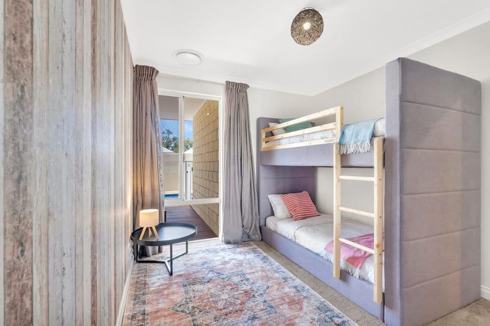 Premium Large Cosy Home with Private Pool Bed and Breakfast in Perth