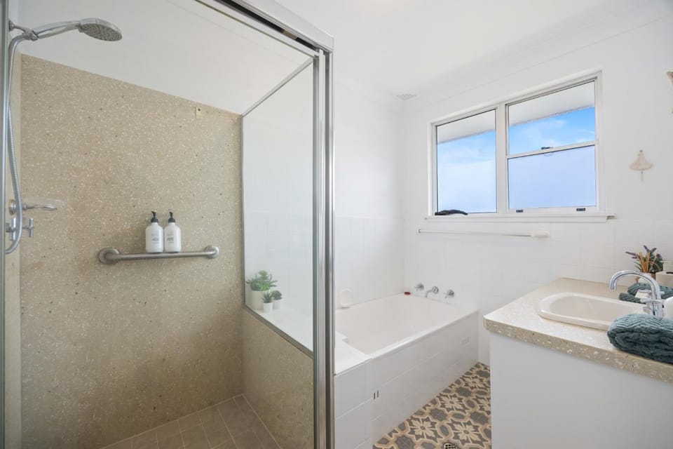 Shower, Bathroom, Bath, towels
