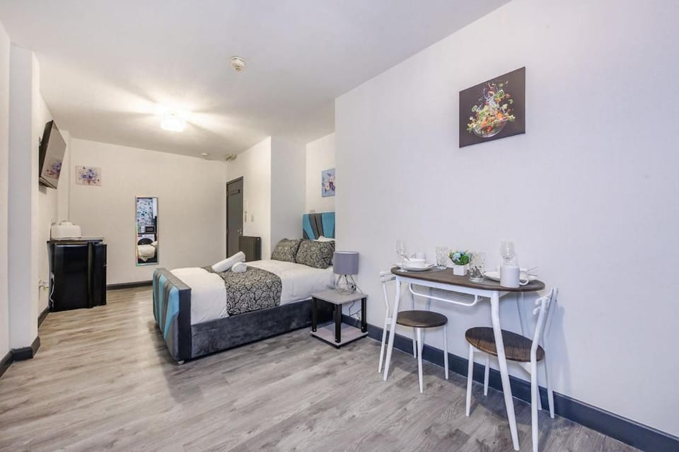 Bed, TV and multimedia, Photo of the whole room, Dining area, Bedroom