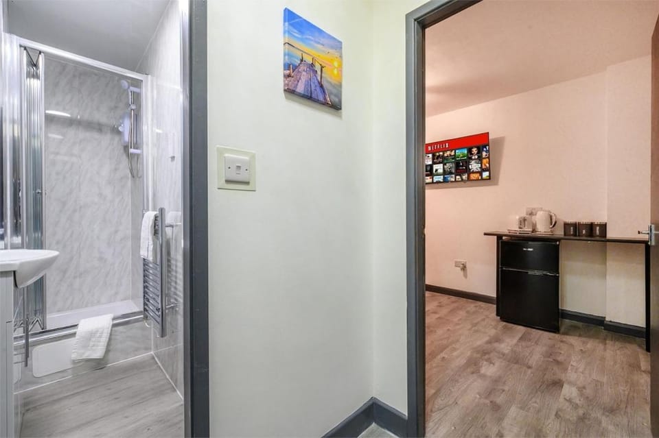 Shower, Toilet, TV and multimedia, Coffee/tea facilities, minibar