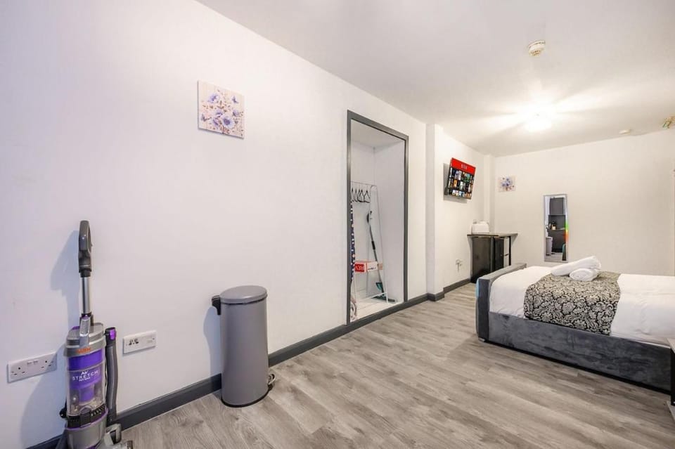 Bed, TV and multimedia, Bedroom