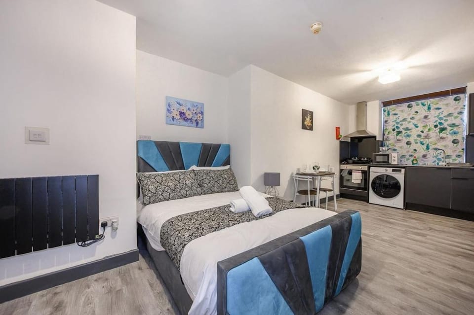 Bed, Dining area, Bedroom