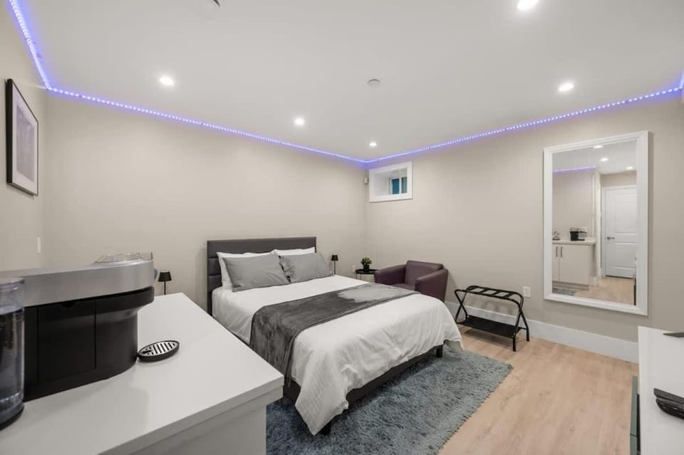 Modern 1 Bed Suite Easy Transit to Downtown and YVR Inn in Vancouver