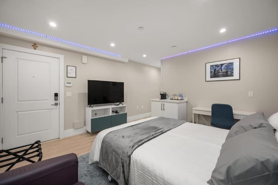 Modern 1 Bed Suite Easy Transit to Downtown and YVR Inn in Vancouver