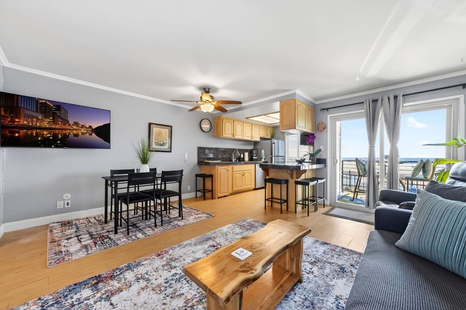 TV and multimedia, Living room, Seating area, Dining area