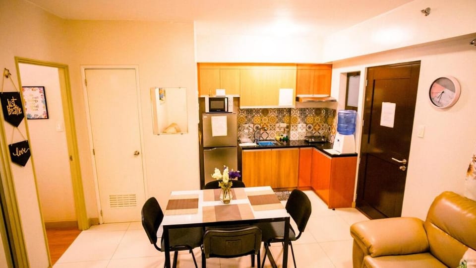 Downtown Davao Walk to Mall & Shops Pool Condo Apartment in Davao City