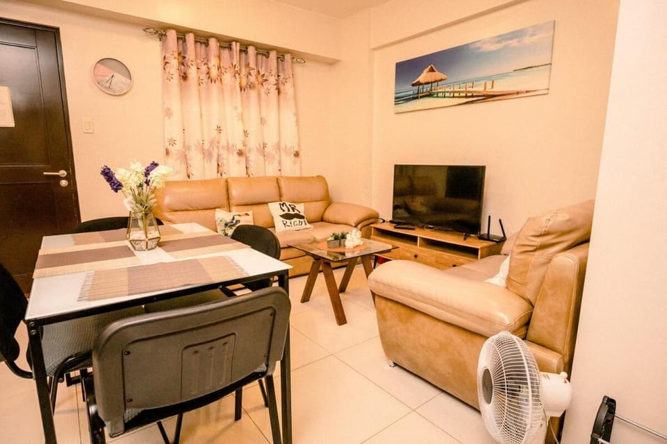 Downtown Davao Walk to Mall & Shops Pool Condo Apartment in Davao City