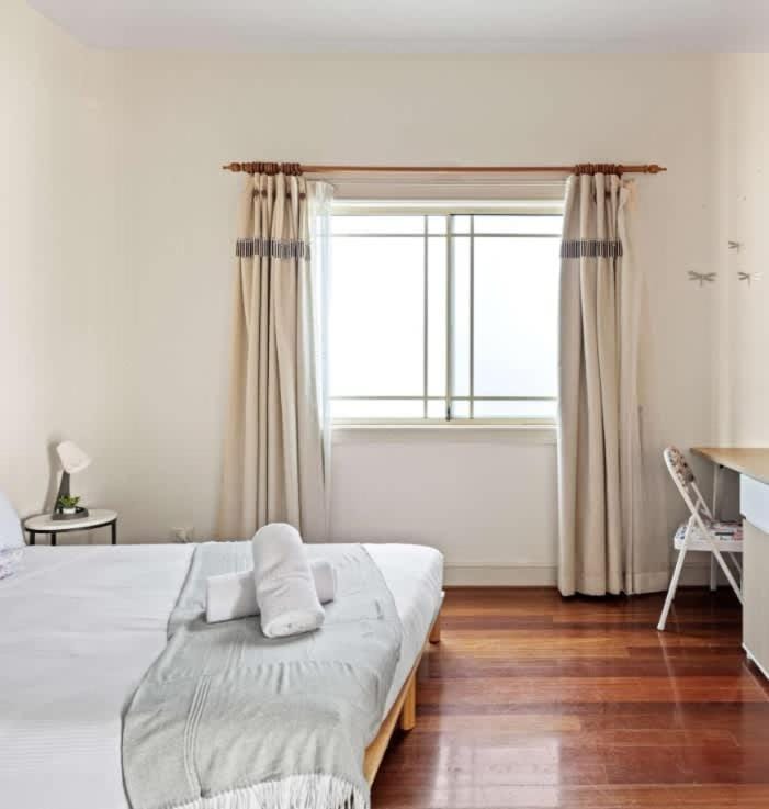 Classic Double Room - Convenient Spot in Bexley - Shared Bathroom Bed and Breakfast in Sydney