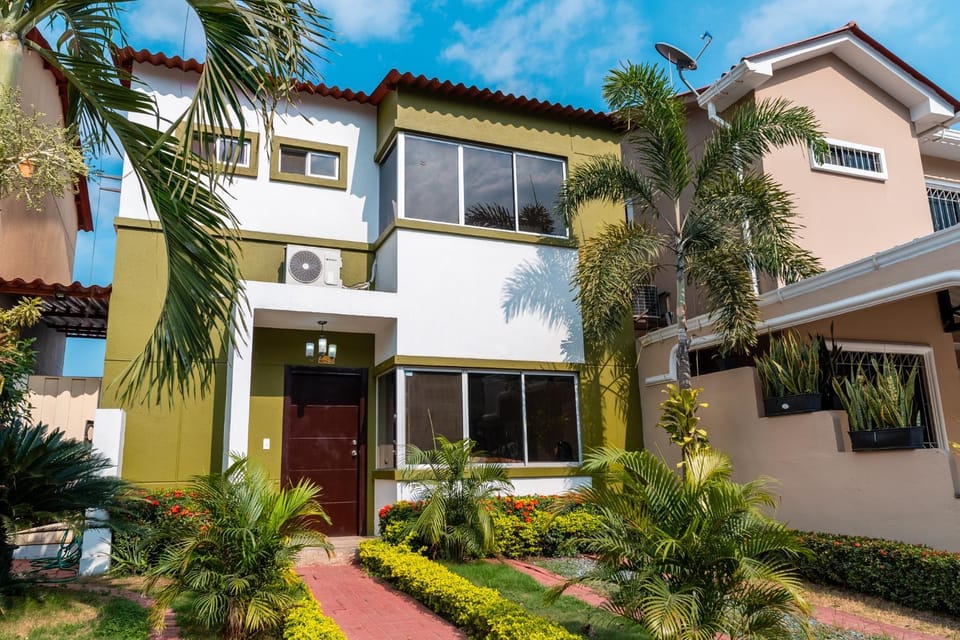 Casa con piscina temperada en Villa Club House in Guayaquil