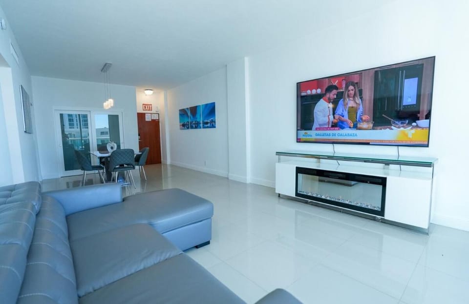TV and multimedia, Living room, Seating area, Evening entertainment