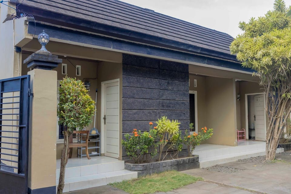Sandik Local Stay Hostel in Batu Layar